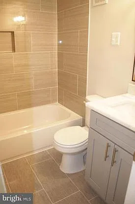 2 bed, 914 sqft, $2,049 — Photo 2