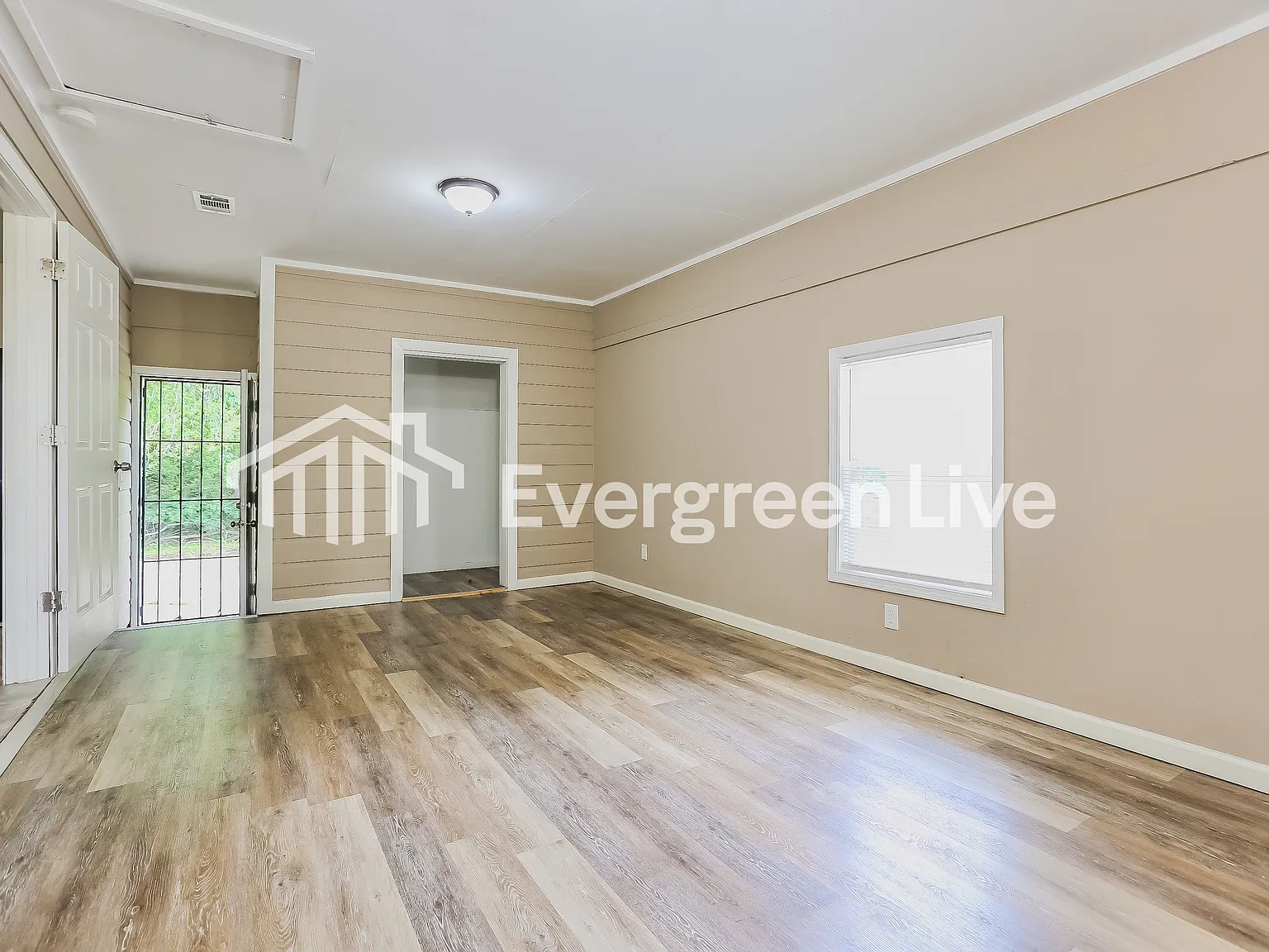 4 bed, 2.0 bath, 1300 sqft, $1,245 — Photo 3