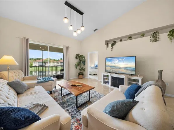 320 Robin Hood Cir Unit 202, Naples, FL 34104