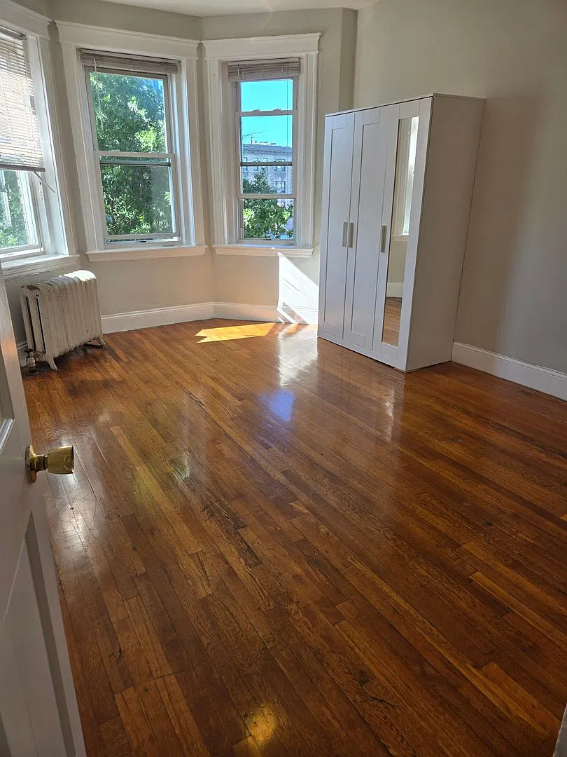 Fantastic apartment! Gleaming hardwood Packers Corner — Photo 1