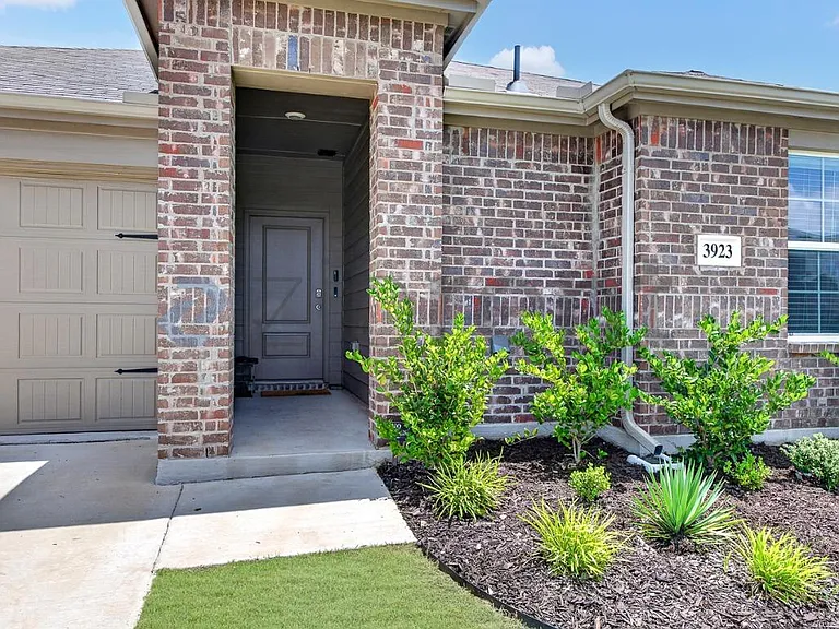 3923 Mountain Dr — Photo 3