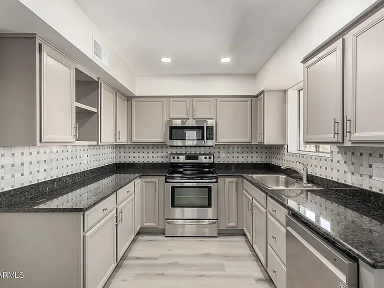 5209 W Hatcher Rd — Photo 3