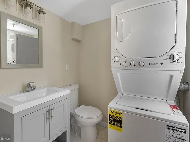 2323 E Cambria St — Photo 13