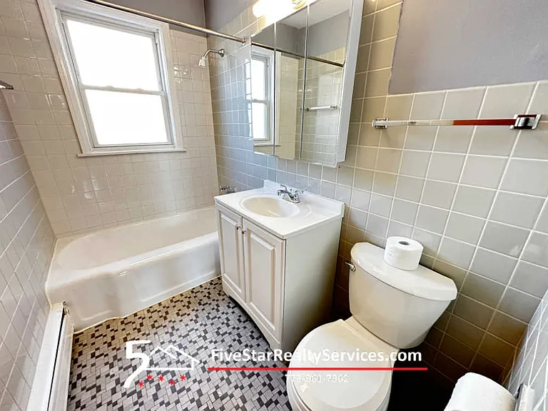 4900 Greenwood St #2W — Photo 8