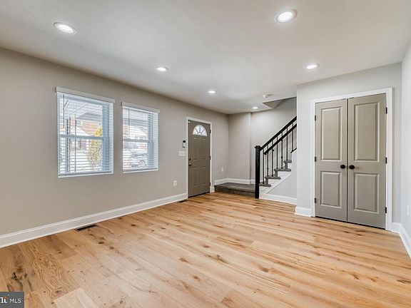 4th image of 909 Allendale St
