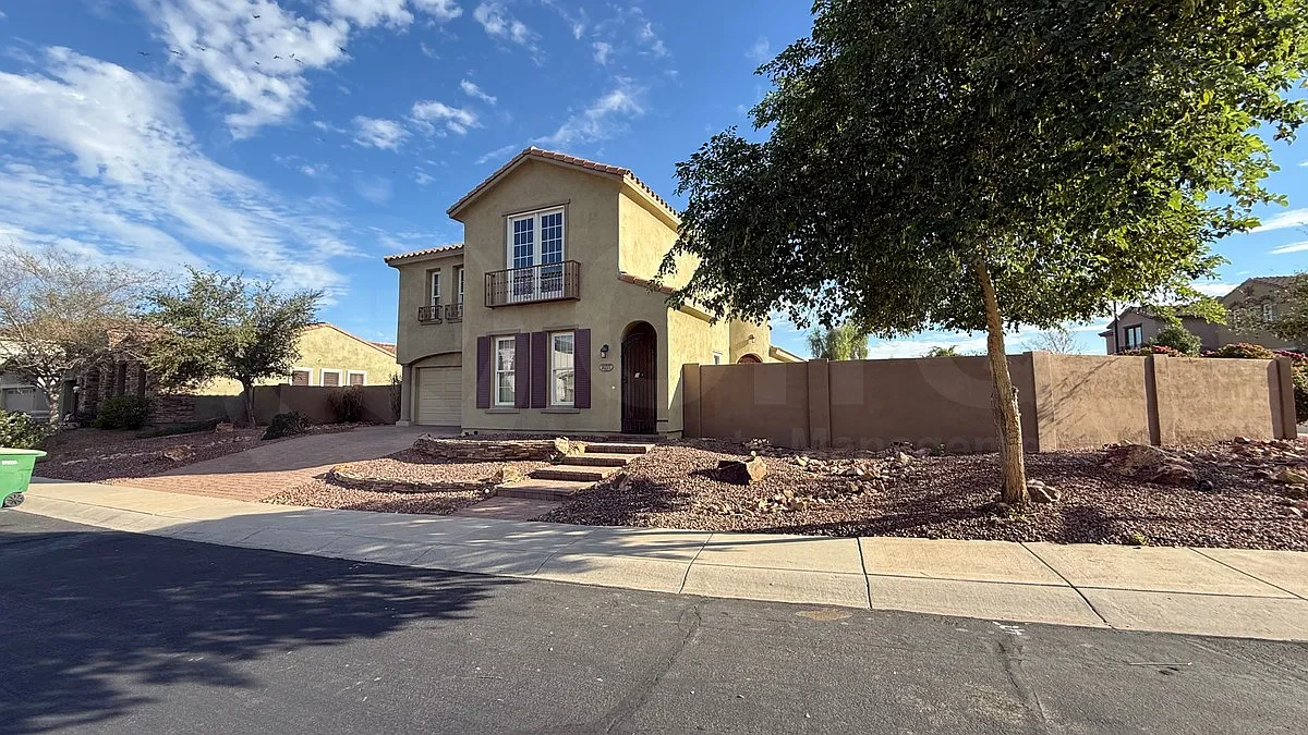 3 bed, 3.0 bath, 3293 sqft, $2,599 — Photo 1