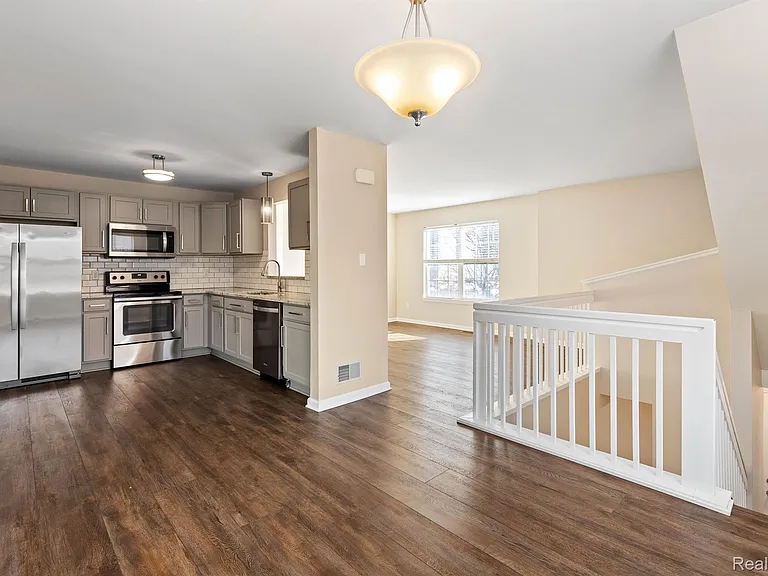 890 Lothrop Rd — Photo 3