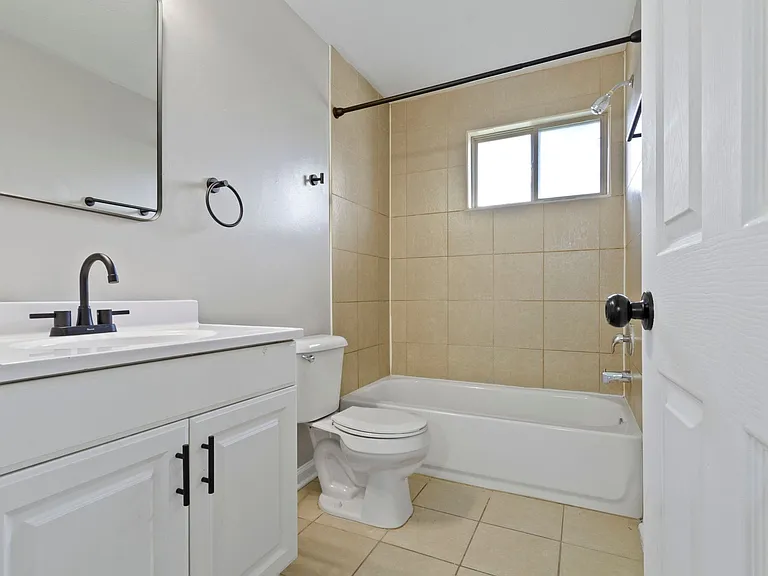 The Vistas Apartment Homes — Photo 18