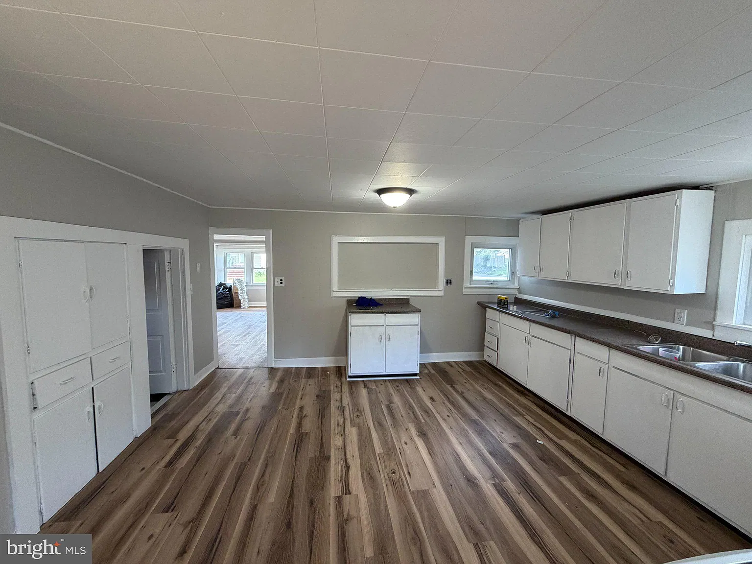 3 bed, 1.0 bath, 1084 sqft, $2,150 — Photo 4