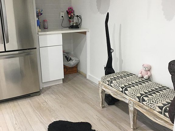 3rd image of 518 Travis Ave
