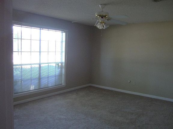 5th image of 113 E Martial Ave