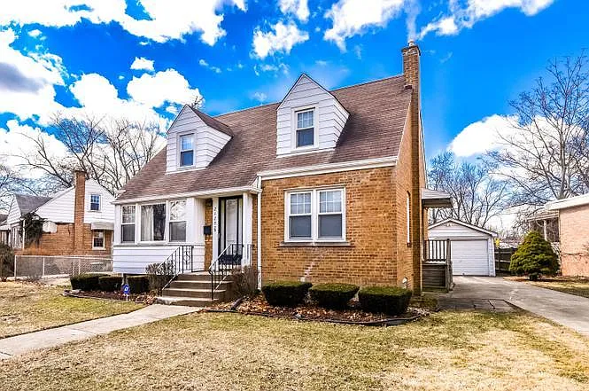 21202 Maple St photo 1