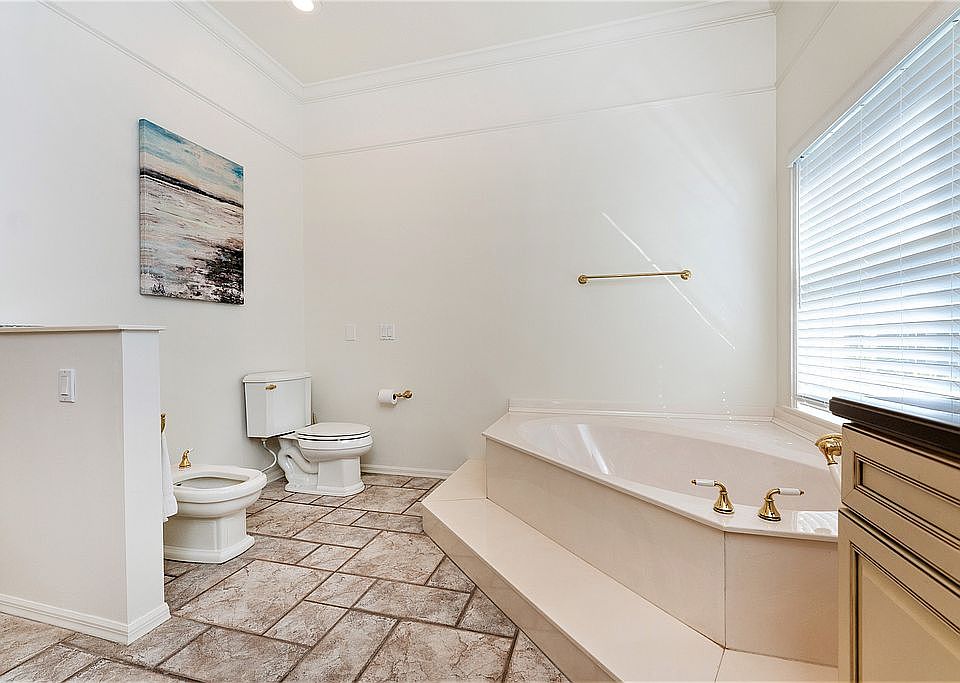 1st image of 751 W Retta Esplanade