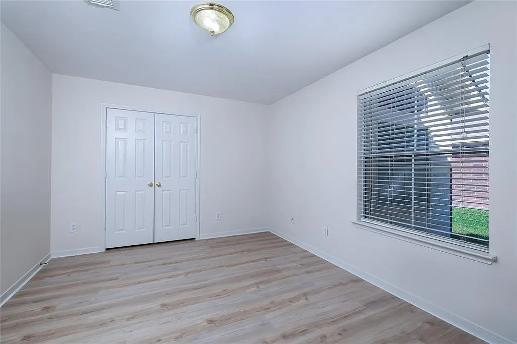 4 bed, 2.0 bath, 2230 sqft, $2,300 — Photo 3