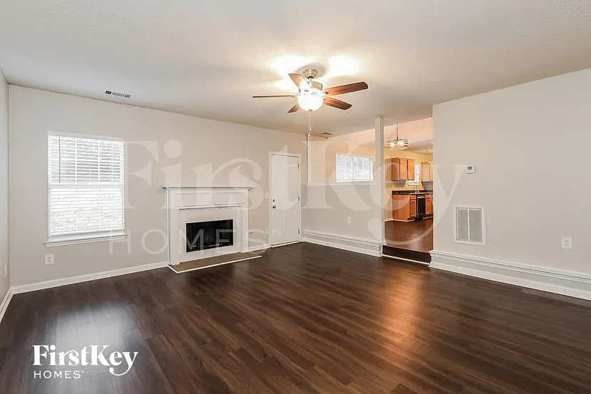 3 bed, 2.5 bath, 1710 sqft, $2,185 — Photo 2