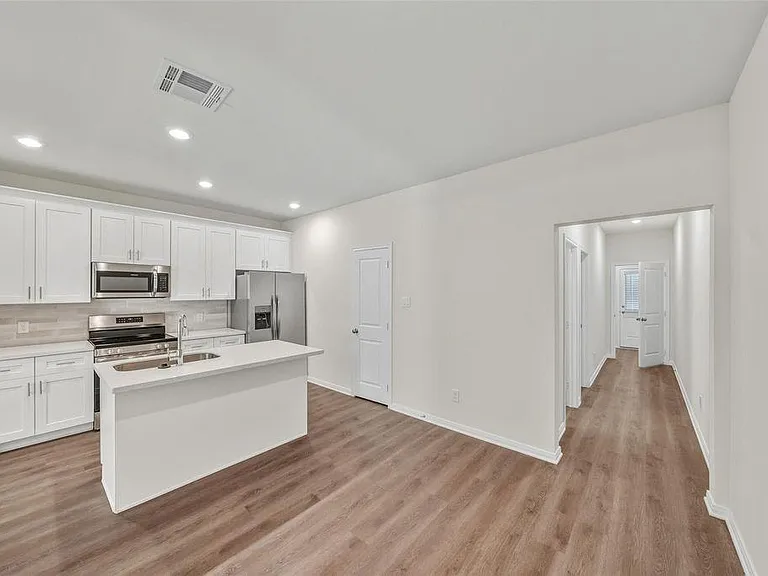 706 W Dallas — Photo 17