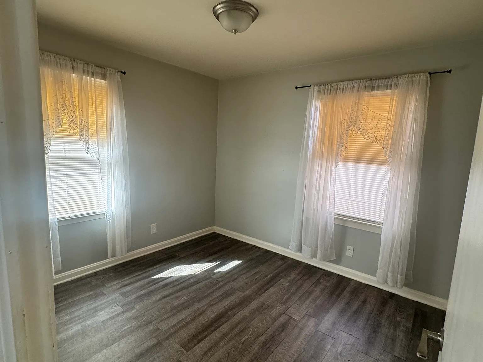 3 bed, 1.5 bath, 1008 sqft, $1,300 — Photo 4