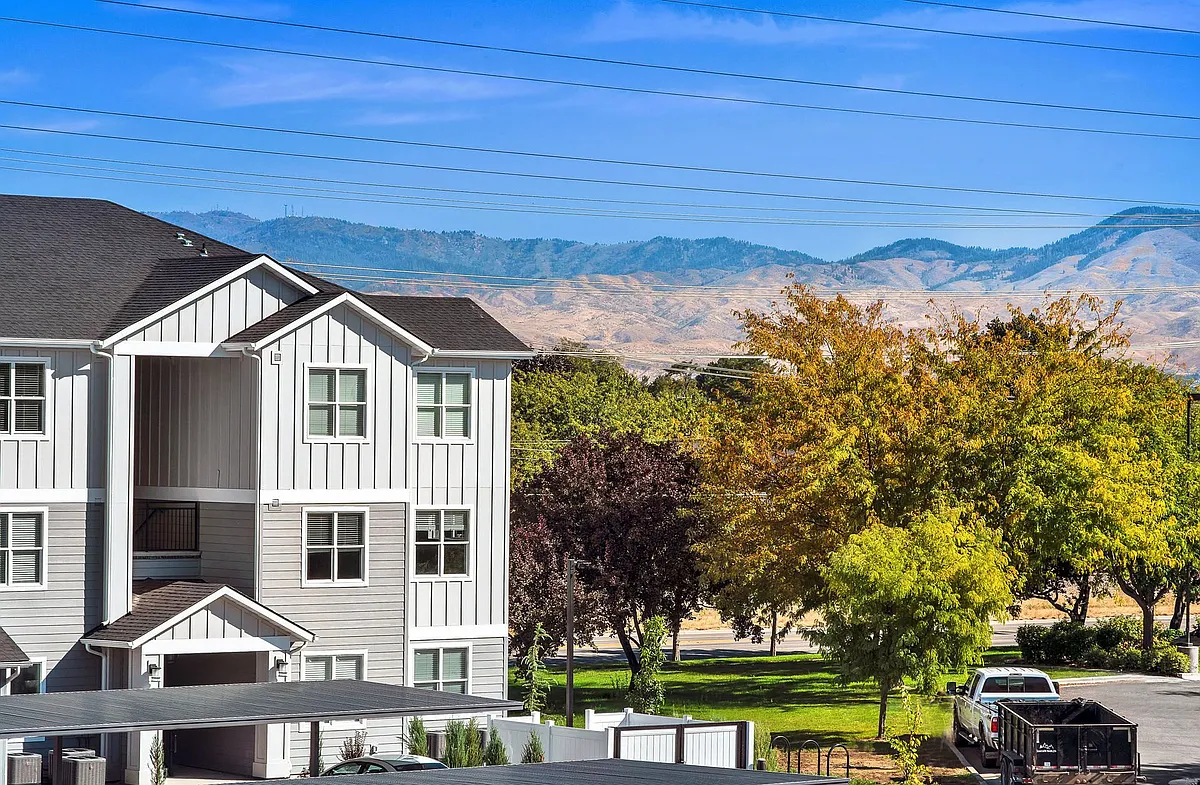 Building Photo - Springtree Apartments