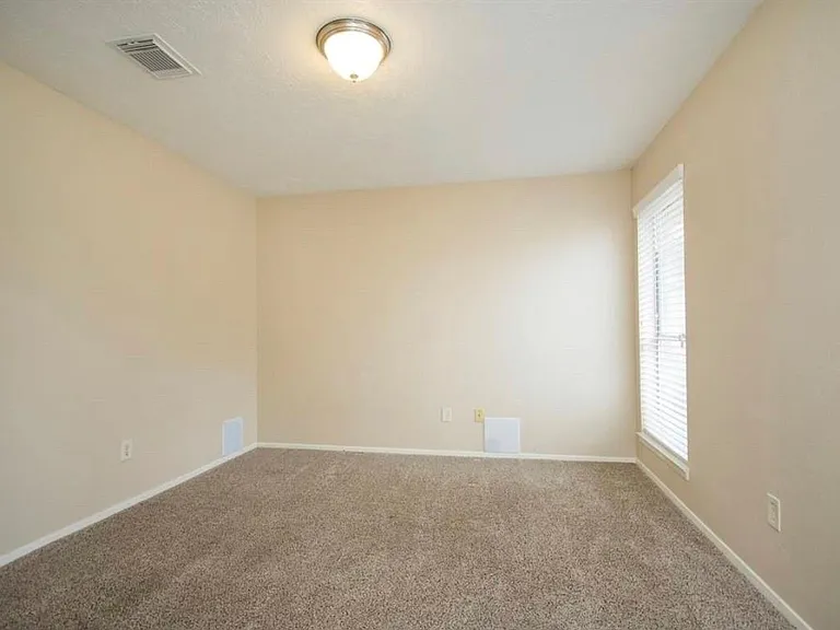 5815 Heather St — Photo 10
