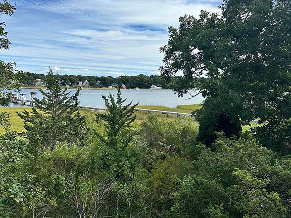 3rd image of 262 Monomoscoy Road