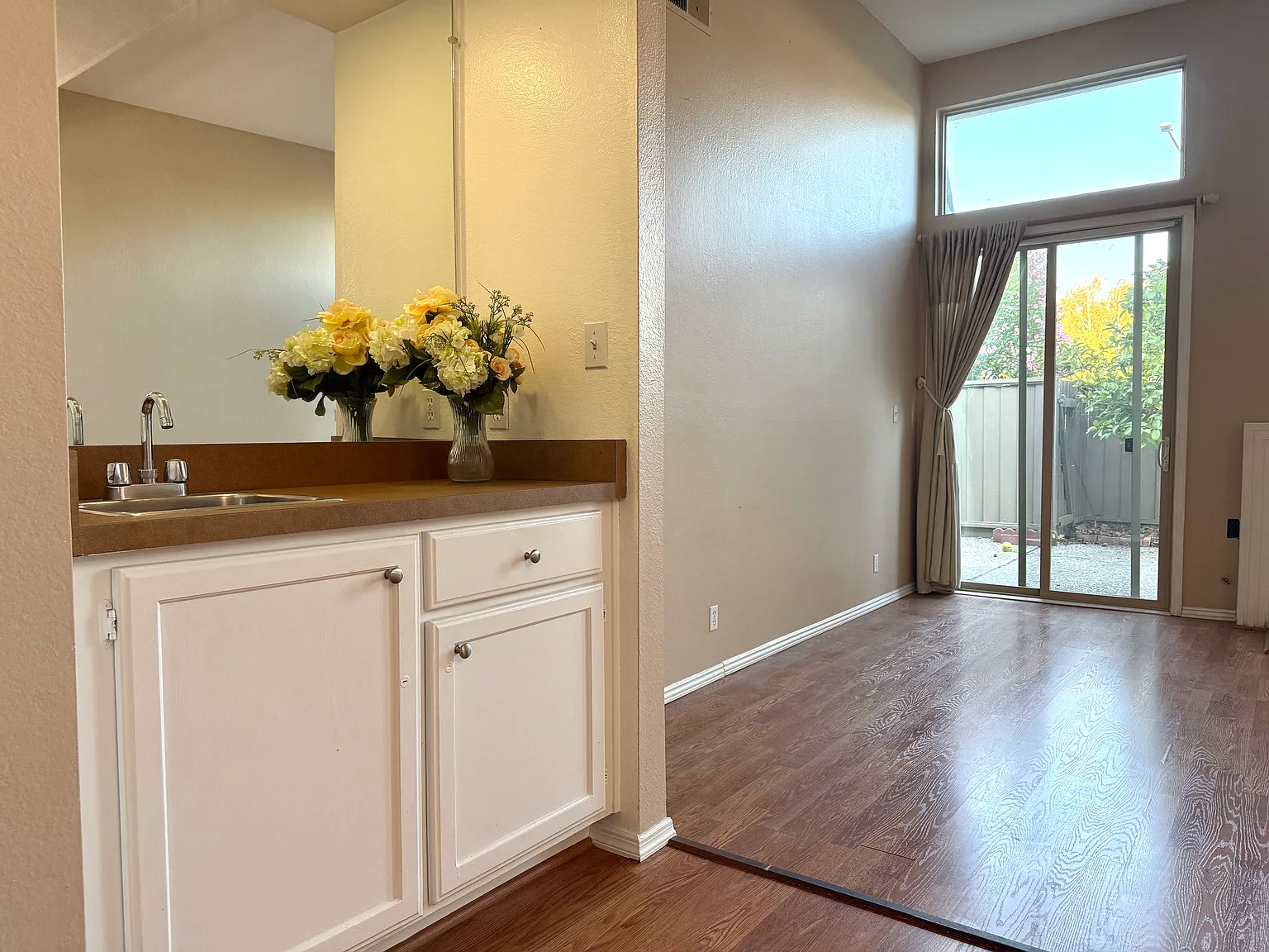 3 bed, 2110 sqft, $6,480 — Photo 3