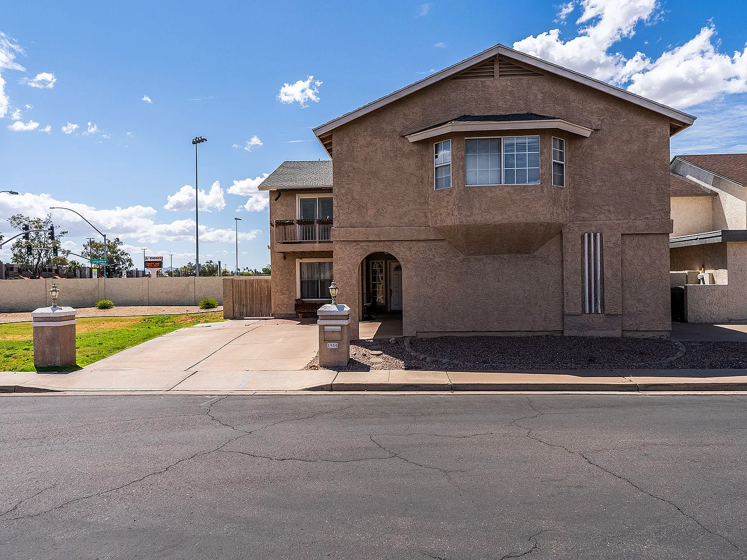 6 bed, 2744 sqft, $700 — Photo 1