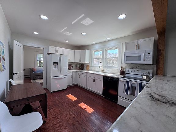 5th image of 210 Warren St