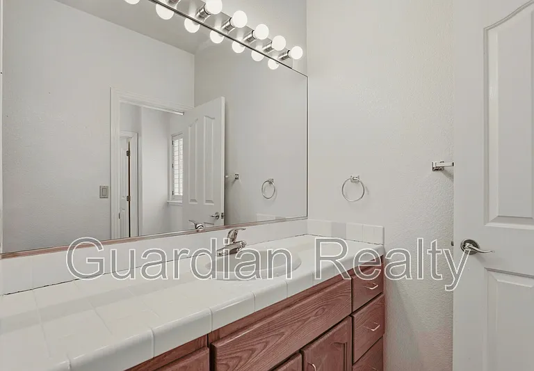 1888 Woodhaven Dr — Photo 32