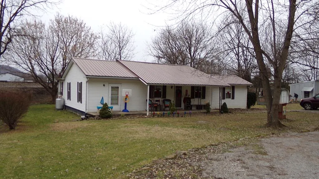 161 Back St photo 1