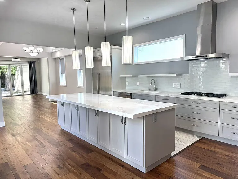 1372 University Ave — Photo 3