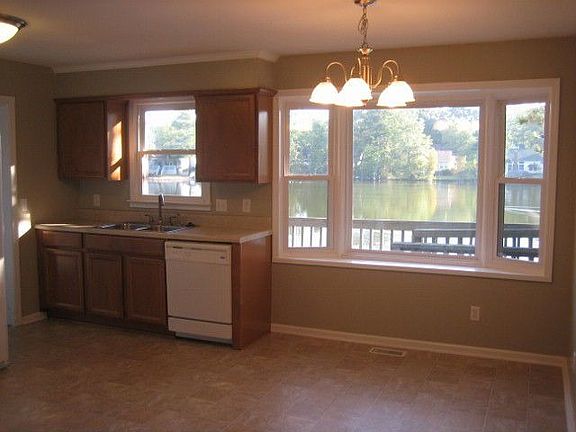 Kitchen - Eat in with view