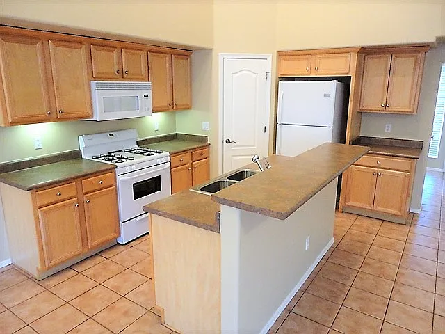4 bed, 2.5 bath, 1861 sqft, $2,015 — Photo 2