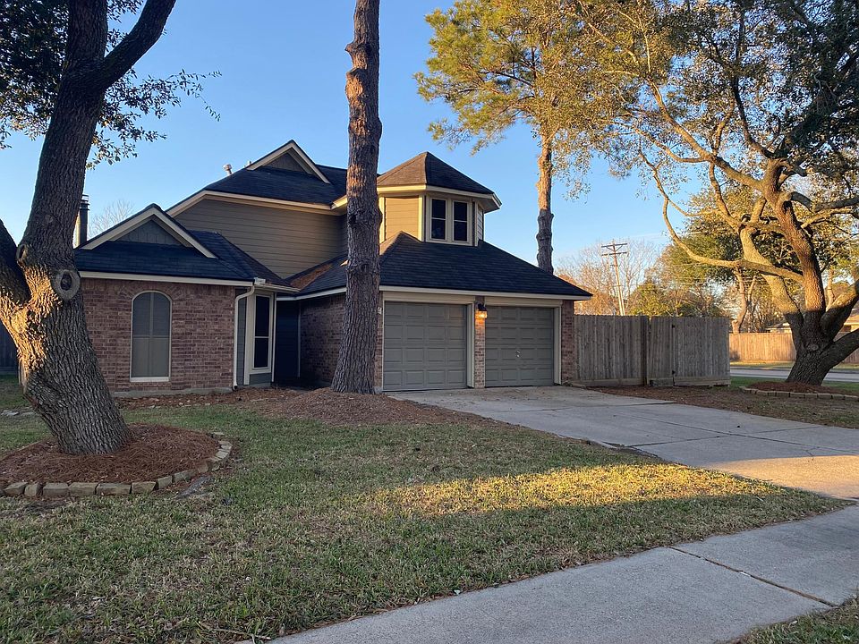 Front of home gorgeous mature oaks and pines