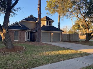 702 Regency Ct, Friendswood, TX 77546