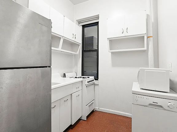 4th image of 147 Pacific St APT 3A