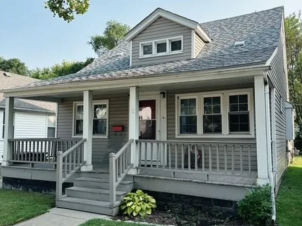 2202 Hollywood Ave, Grosse Pointe Woods, MI 48236