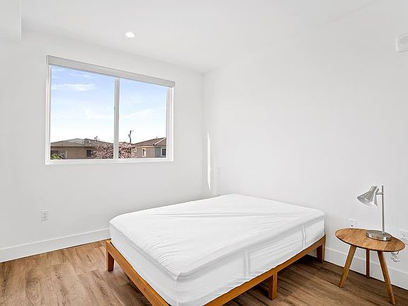 5th image of 5639 W Lexington Ave #301PRIVATEROOM2