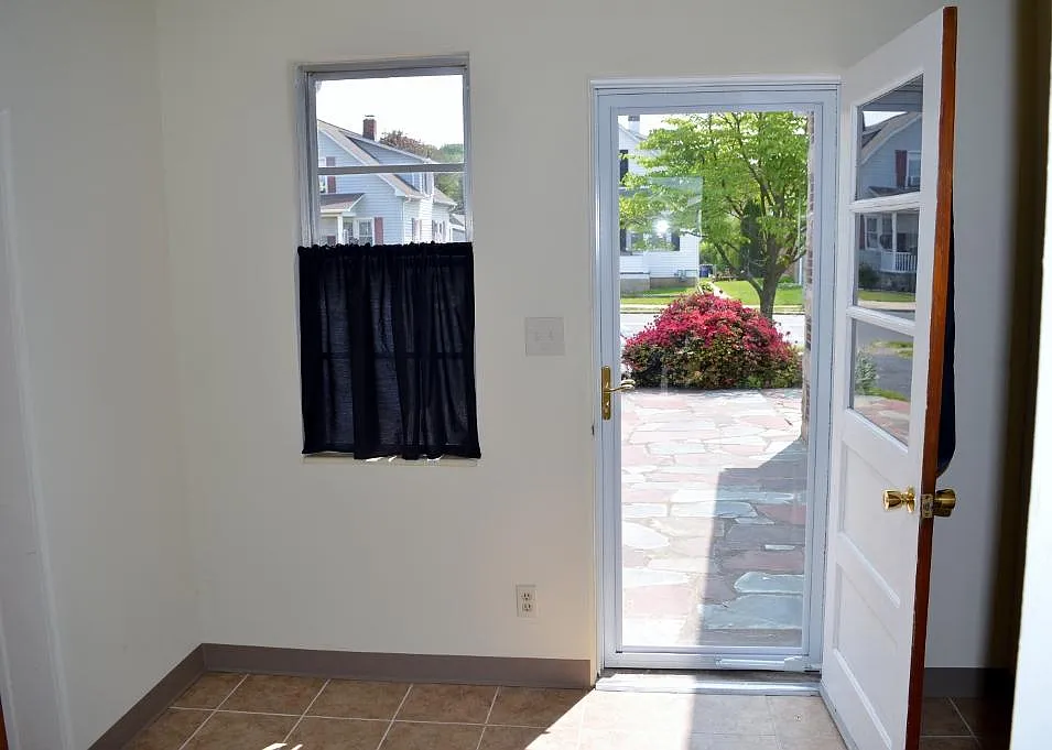 3 bed, 2500 sqft, $2,850 — Photo 4