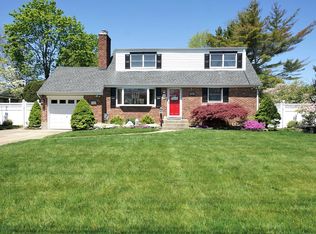 55 Alinda Ave, West Islip, NY 11795