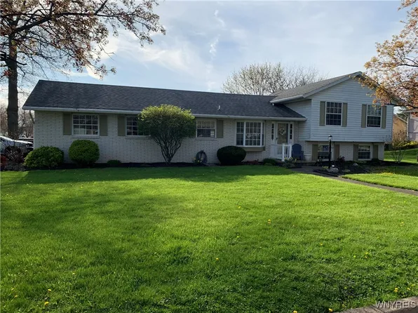 38 Lindhurst Dr, Lockport, NY 14094