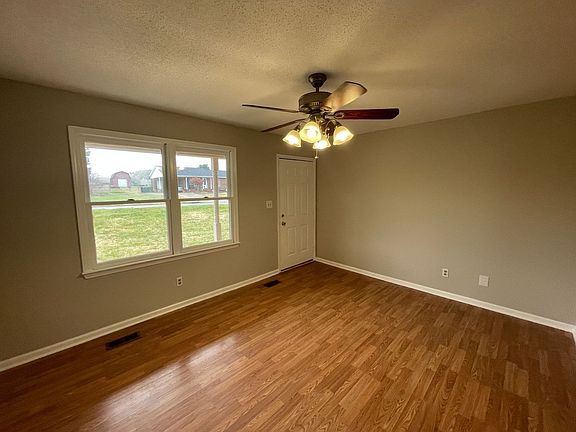 3rd image of 305 S Glenn Dr