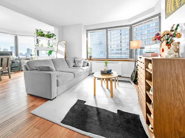 415 East 37th Street image 5 of 12