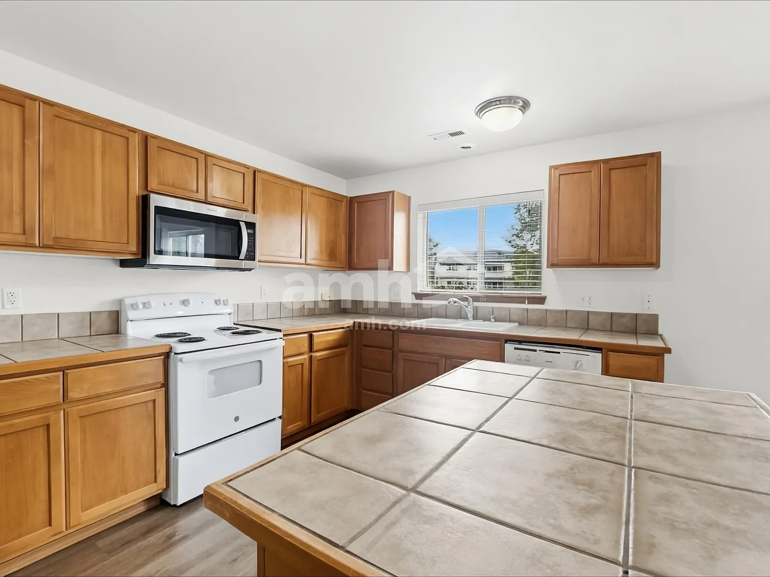 4 bed, 2.5 bath, 2542 sqft, $3,240 — Photo 3