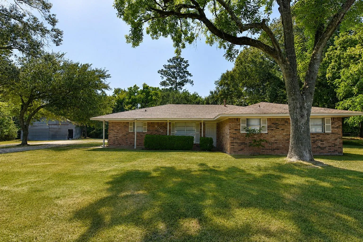 3 bed, 2.5 bath, 1969 sqft, $1,900 — Photo 1