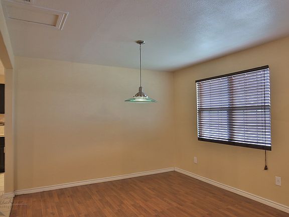 4th image of 402 Hawthorne St