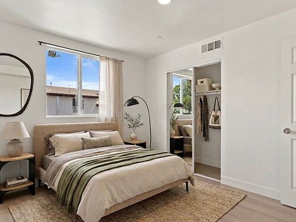 3rd image of 835 E 33rd St #1/2