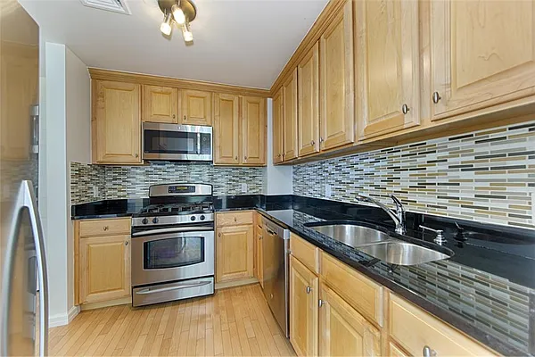 Sold by R New York | media 5