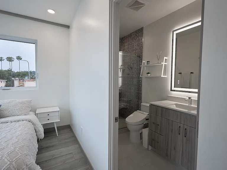 2929 S La Brea Ave — Photo 24