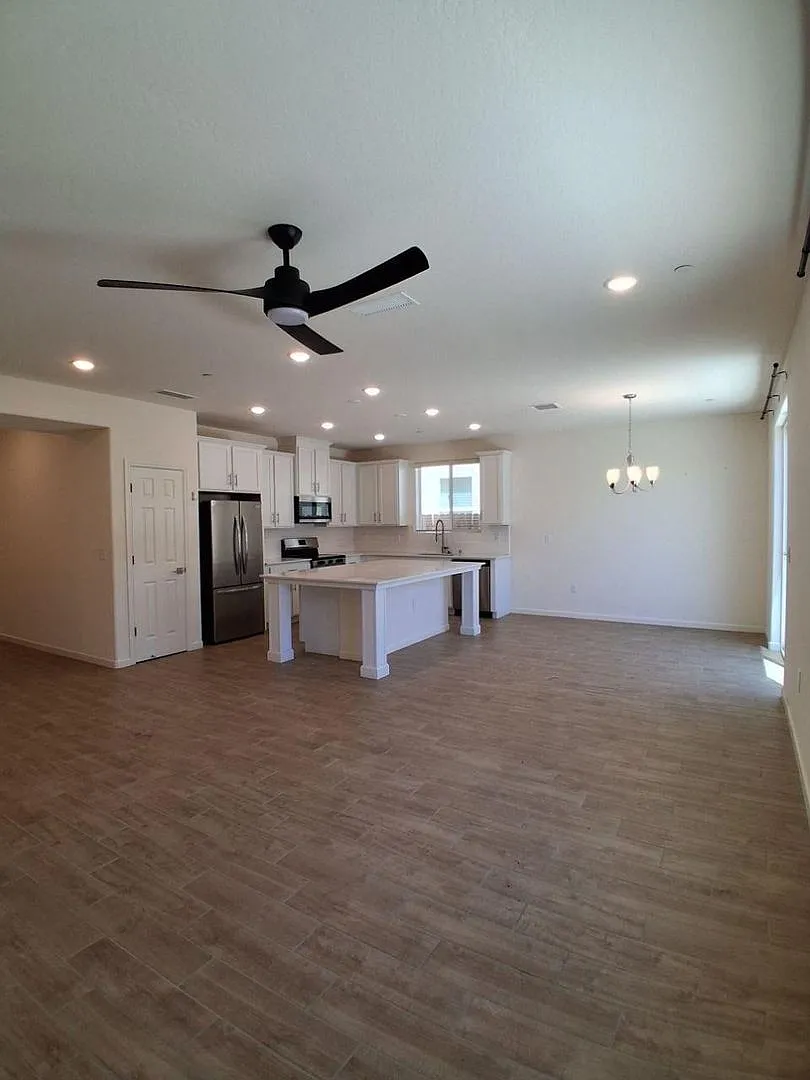 Special: Half Of First Month's Rent! Solar Included! Spacious Single-Story Fresno Home With Den &... — Photo 2