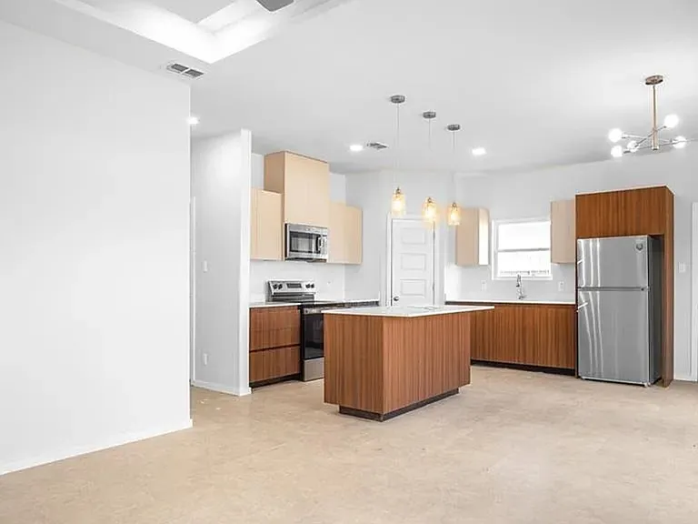 504 N Emerald Ave #1 — Photo 4